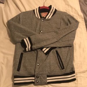 TRADEMARK BROOKLYN GRAY AND WHITE MENS SWEATER